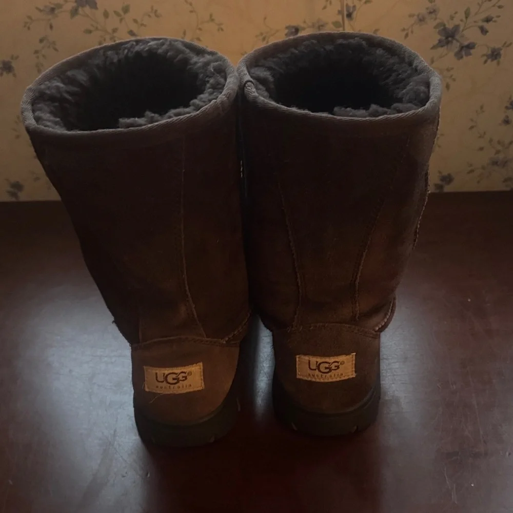 UGG Dark Brown Shearling Boots excellent condition. Size 8. - Picture 2 of 4